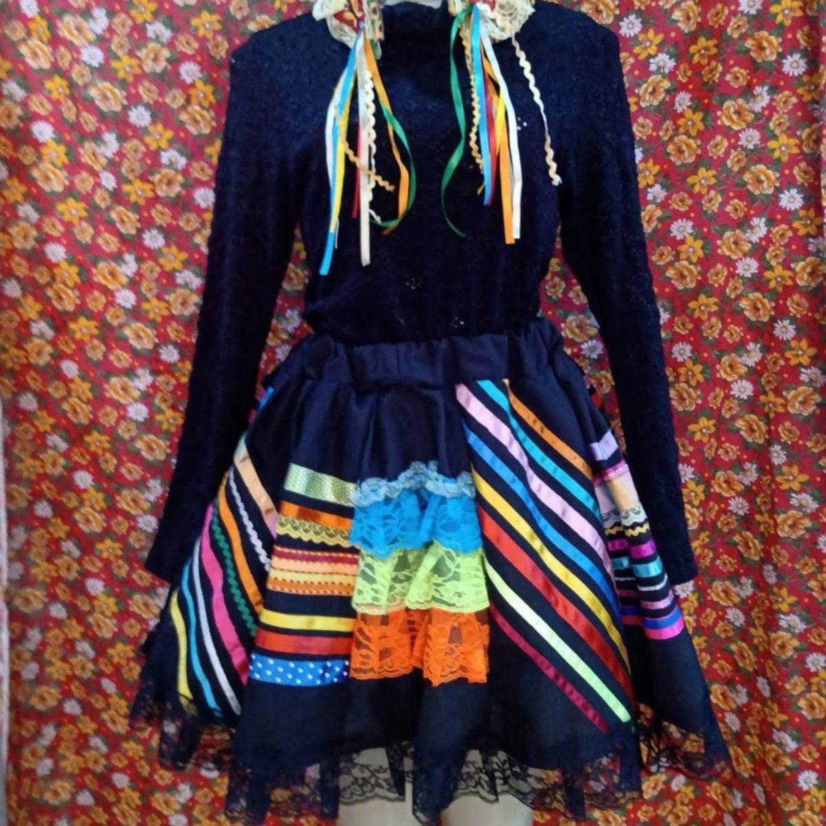 Saia Listrada Preta com Fitas Coloridas