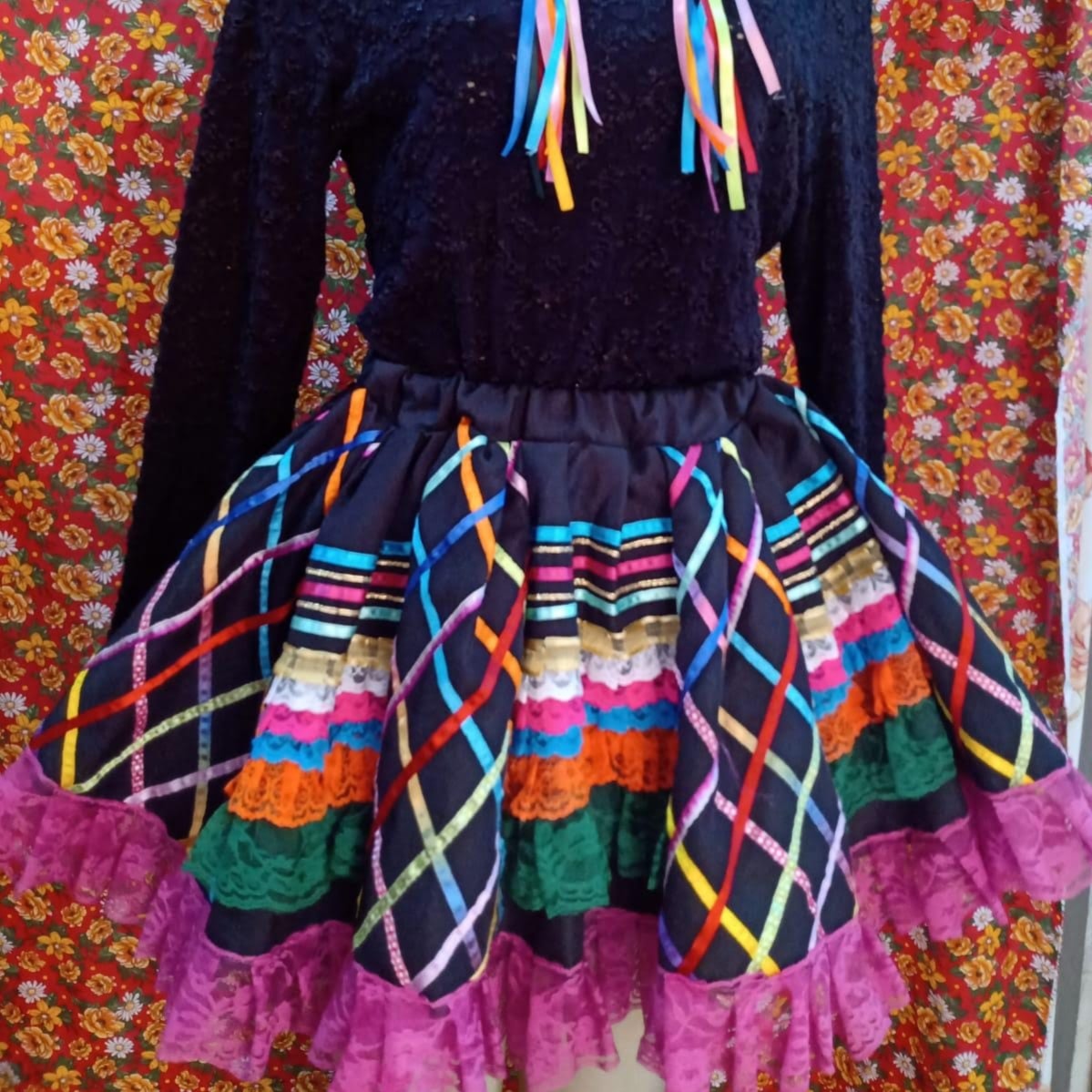 Saia Xadrez Preta com Fitas Coloridas