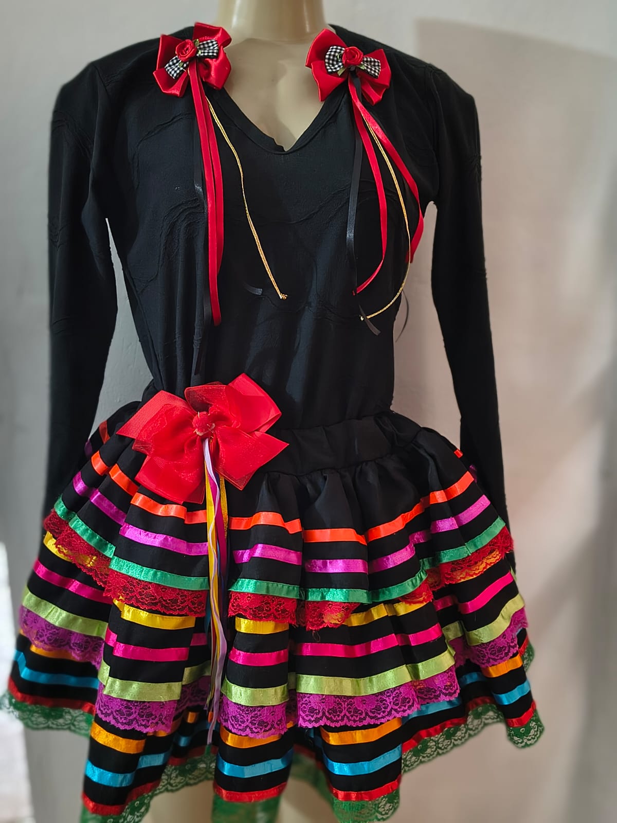 Saia Preta Listras Coloridas com Laço Vermelho